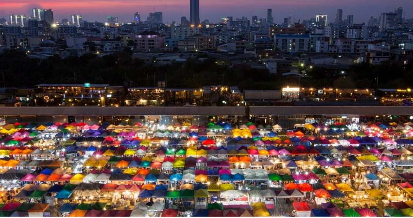 Dạo bước quanh khu chợ đêm đầy sắc màu và thưởng thức ẩm thực đường phố Thái Lan